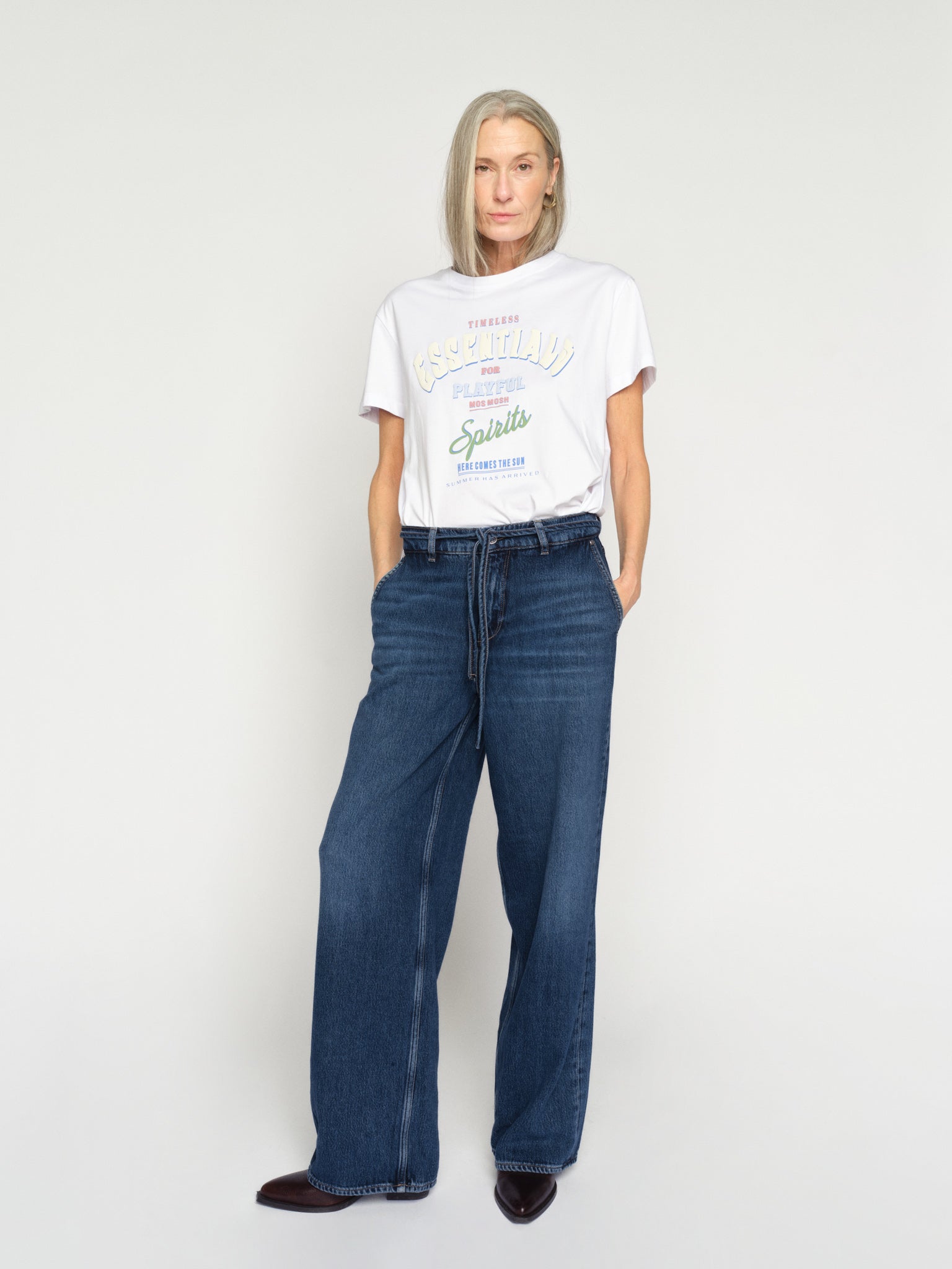 Modelshot / White / Detail